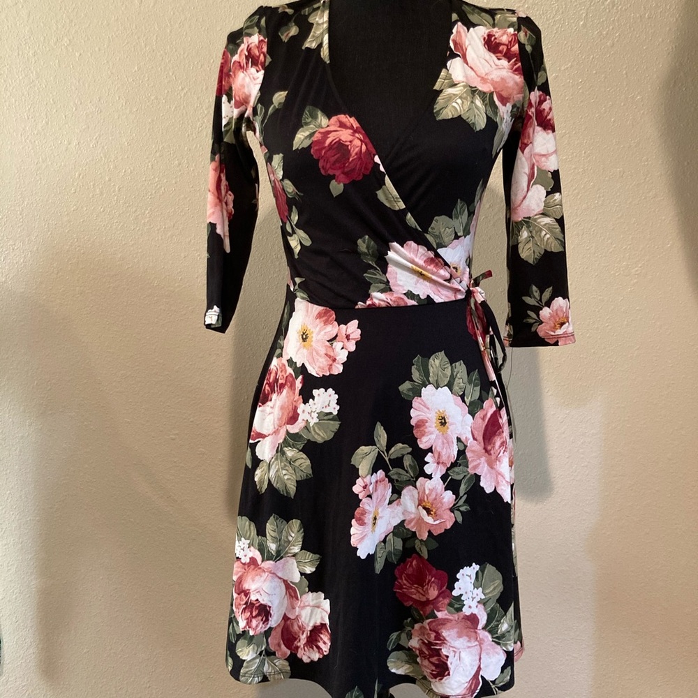 Soft floral mini wrap dress size small NWT